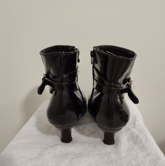Women's Etienne Aigner brown ankle boots w/ side zippers and heels, 9.5M - Picture 4 of 8